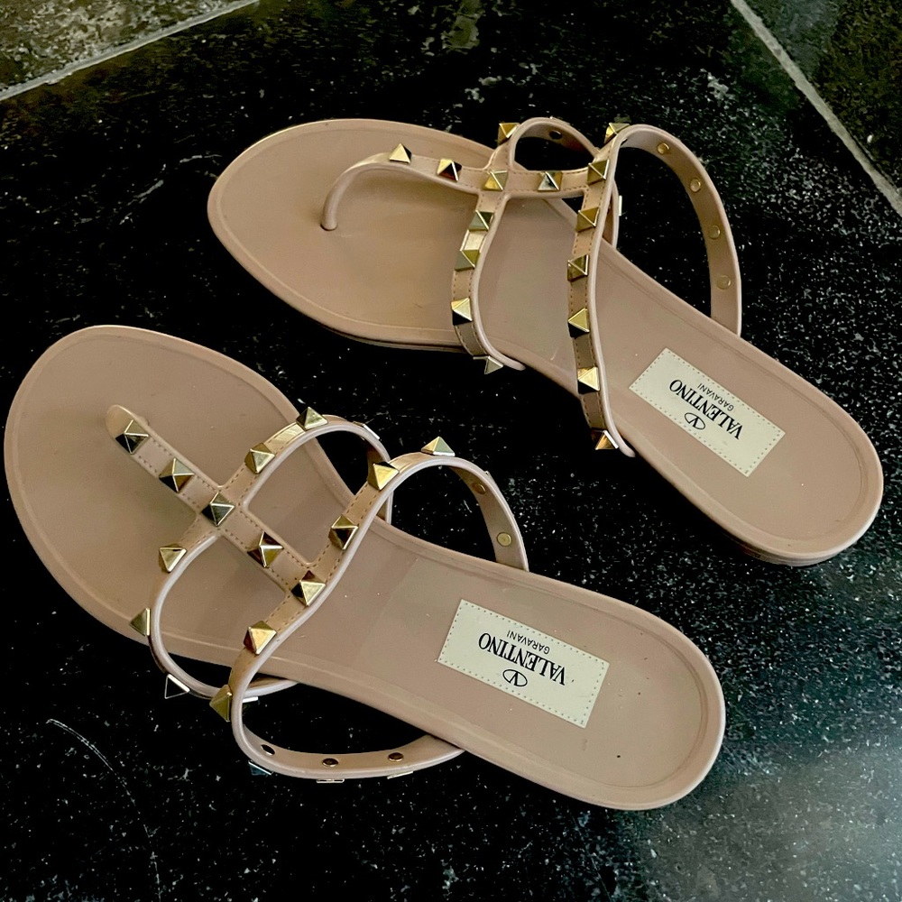 Valentino Garavani ROCKSTUD FLAT RUBBER SANDAL